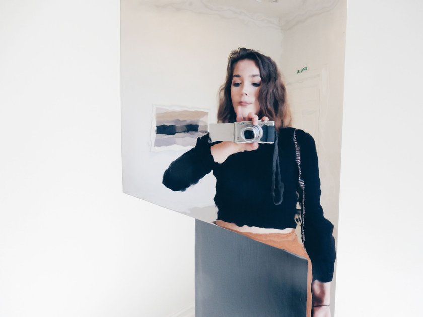 Digitalkamera-Selfies vor dem Badezimmerspiegel﻿