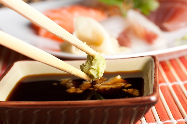 Wasabi mit Sojasoße vermischen