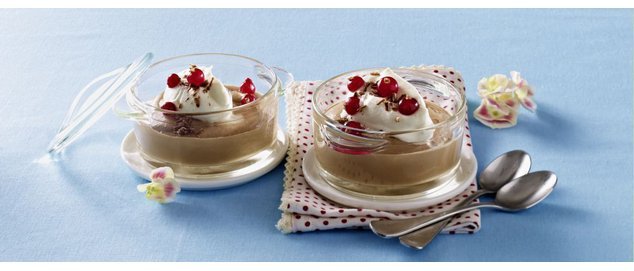 Mousse au chocolat mit Johannisbeeren servierfertig. Mousse au chocolat mit Johannisbeeren servierfertig.