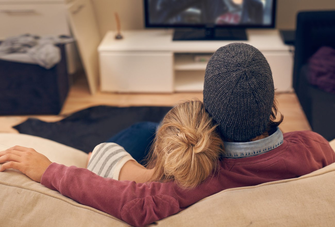 Pärchen vor dem Fernseher Pärchen vor dem Fernseher