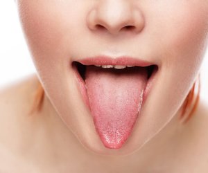 Zunge reinigen: 5 Hausmittel, die säubern