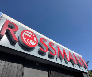 Perfekt für den Garten: Die Solar-Gartenstecker von Rossmann setzen leuchtende Akzente