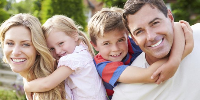 Attachment Parenting: Glückliche Familie. Attachment Parenting: Glückliche Familie.