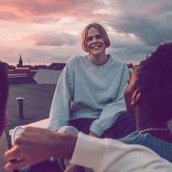 Echte Wohlfühl-Menschen erkennst du vor allem an diesen (verstecken) Eigenschaften und Gesten 