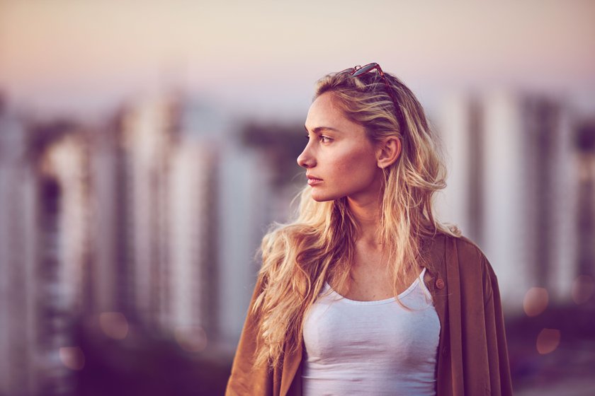 Blonde Frau guckt zur Seite