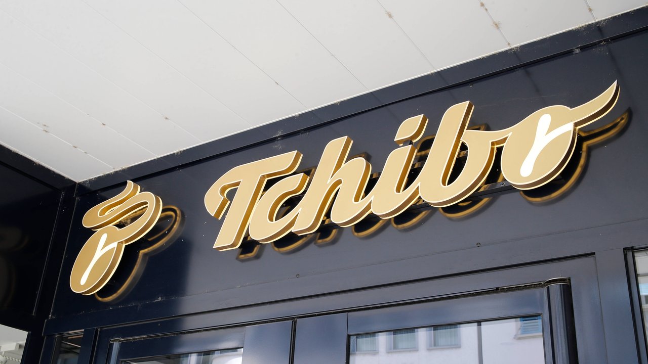 Für ein unvergessliches Outdoor-Abenteuer eignet sich der leuchtende Zeltteppich von Tchibo.
