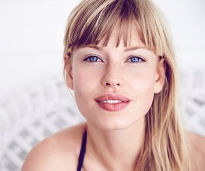Blaue Augen schminken: Mit diesem Augen-Make-up wird dein Blick intensiv!