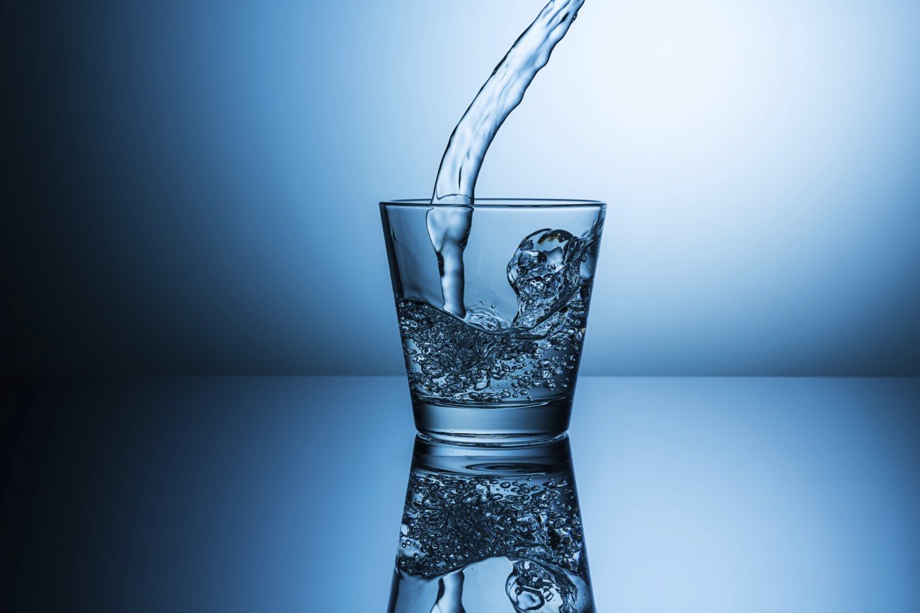 Ein Wasserglas wir befüllt Ein Wasserglas wir befüllt