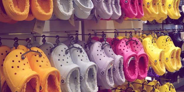 Crocs: Hammer-Schnäppchen im großen Black-Friday-Angebot