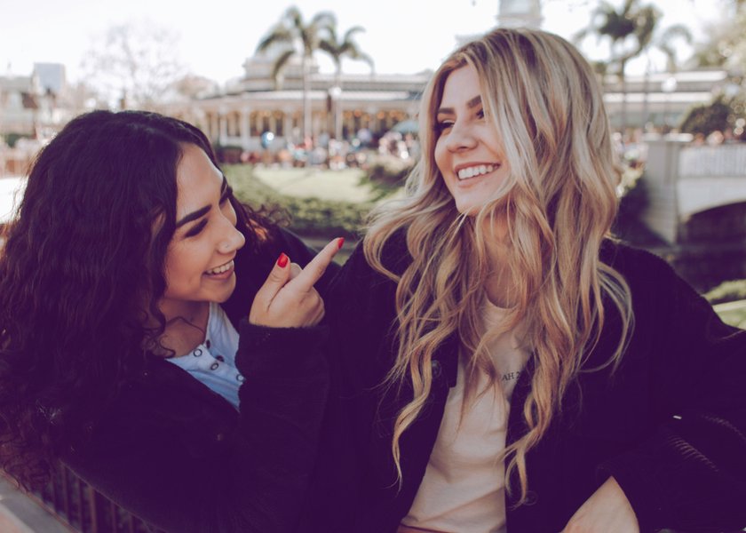 zwei Freundinnen, die lachen
