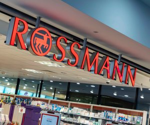 Der hellrote Mesh-Obstkorb von Rossmann darf auf der nächsten Gartenparty nicht fehlen