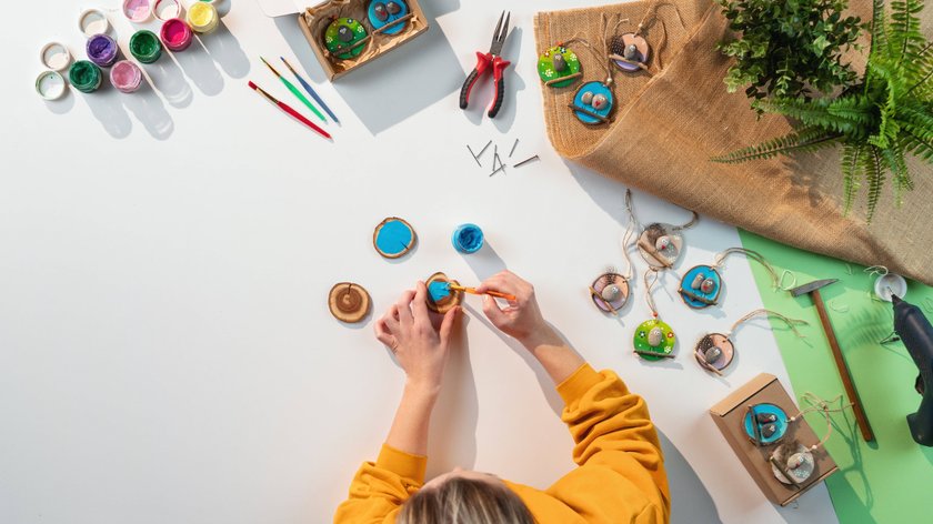 Top view of craftswoman making diy decorations, small business and desktop concept. A top view of unrecognizable craftswoman making diy decorations, small business and desktop concept. model released Copyright: xx HPP05059