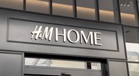 Das Pflanzenregal aus Metall von H&M Home wird zum Hingucker auf deinem Balkon