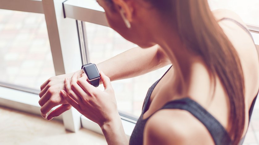 Frau mit Smartwatch am Handgelenk