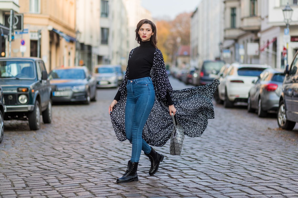 der-schwarze-rollkragenpullover-kombiniert-jeans-bluse-fata-topmodel.jpg der-schwarze-rollkragenpullover-kombiniert-jeans-bluse-fata-topmodel.jpg