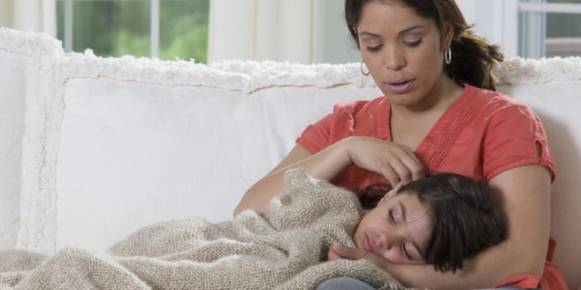 Fieber bei Kindern: Mutter mit Kind Fieber bei Kindern: Mutter mit Kind
