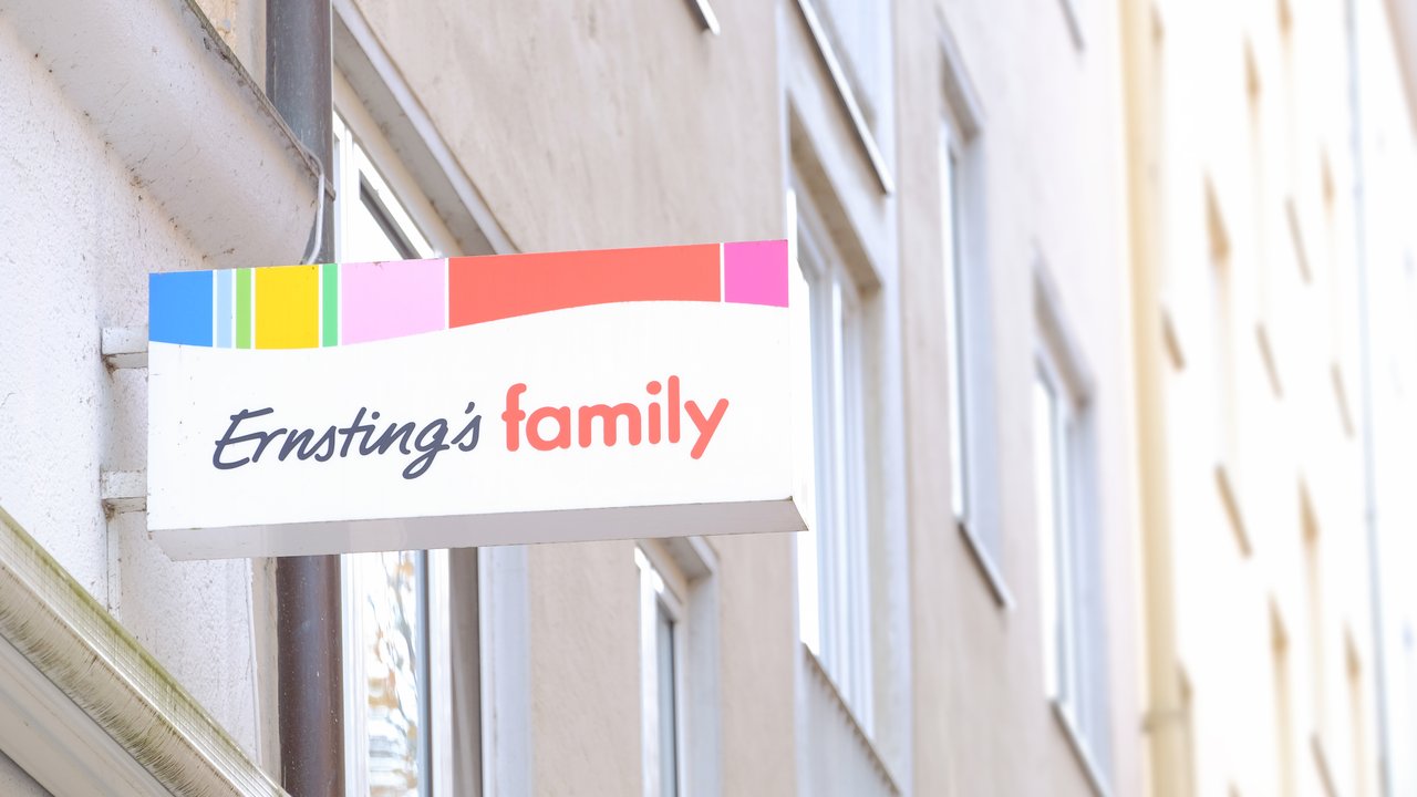 Mit der Erdbeer-Kuchenplatte von Ernsting's family kannst du deine selbstgemachten Kuchen stilvoll servieren.