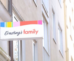 Jetzt bei Ernsting's family: Diese niedliche Kuchenplatte im Erdbeer-Design ist ein Muss