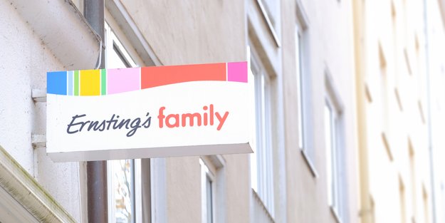 Jetzt bei Ernsting's family: Diese niedliche Kuchenplatte im Erdbeer-Design ist ein Muss