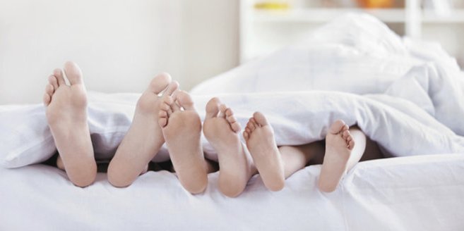 Familienbett: Eltern mit Kind im Bett. Familienbett: Eltern mit Kind im Bett.