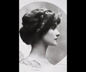 Coco Chanel: Eine Reise durch das Leben der Modeikone
