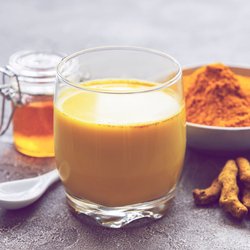 Goldene Milch: Wirkung, Studien und ein Rezept zum Selbermachen