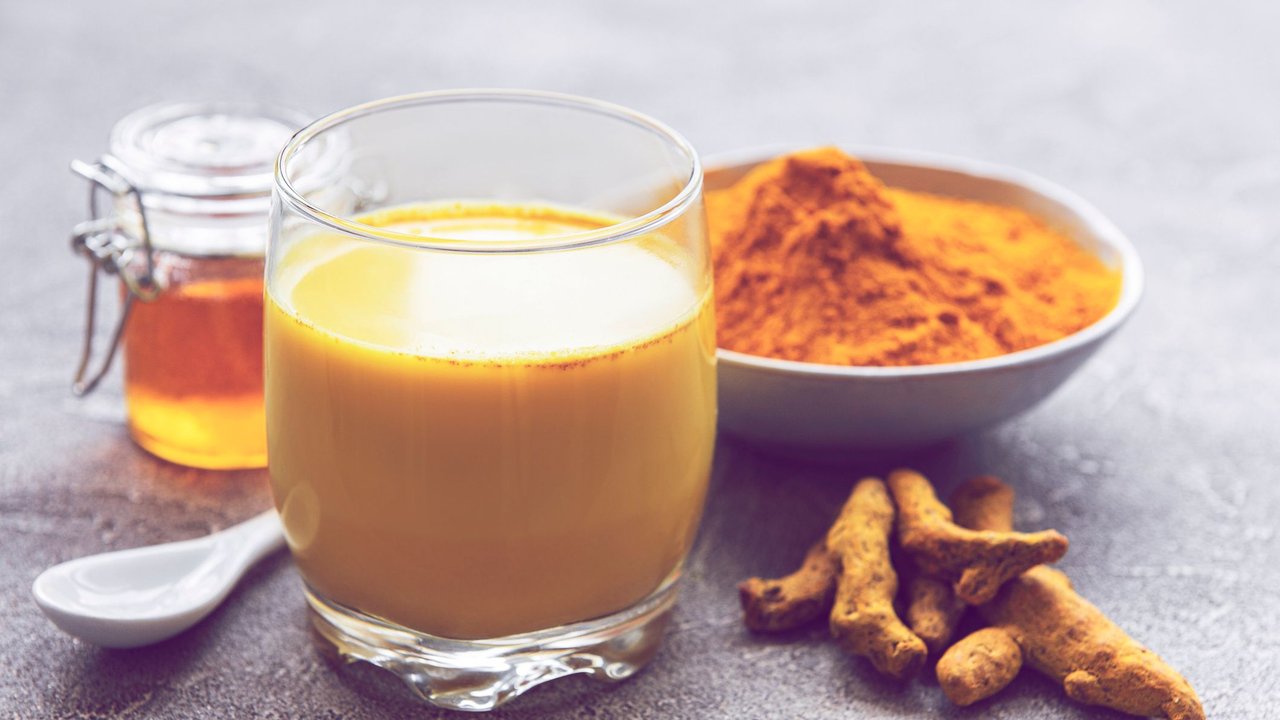 Goldene Milch: Wirkung, Studien und ein Rezept zum Selbermachen