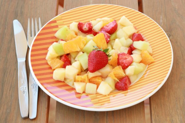 Leckerer Sellerie-Melonensalat mit Erdbeeren. Leckerer Sellerie-Melonensalat mit Erdbeeren.