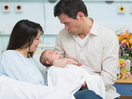 Eltern mit Neugeborenem im Krankenhaus nach einer Geburt mit PDA Eltern mit Neugeborenem im Krankenhaus nach einer Geburt mit PDA