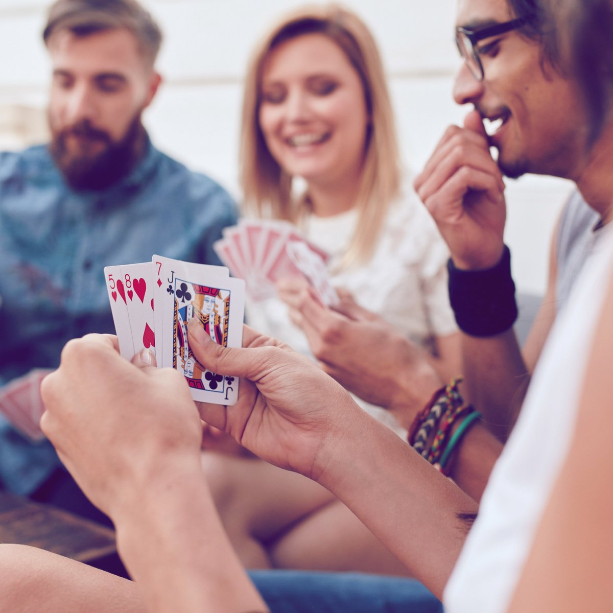 7 lustige Trinkspiele mit Karten gegen Langeweile