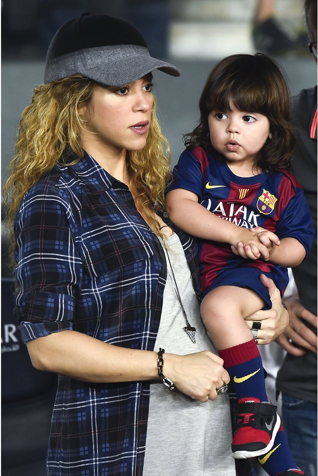 Shakira hält ihren Sohn Milan in ihren Armen Shakira hält ihren Sohn Milan in ihren Armen