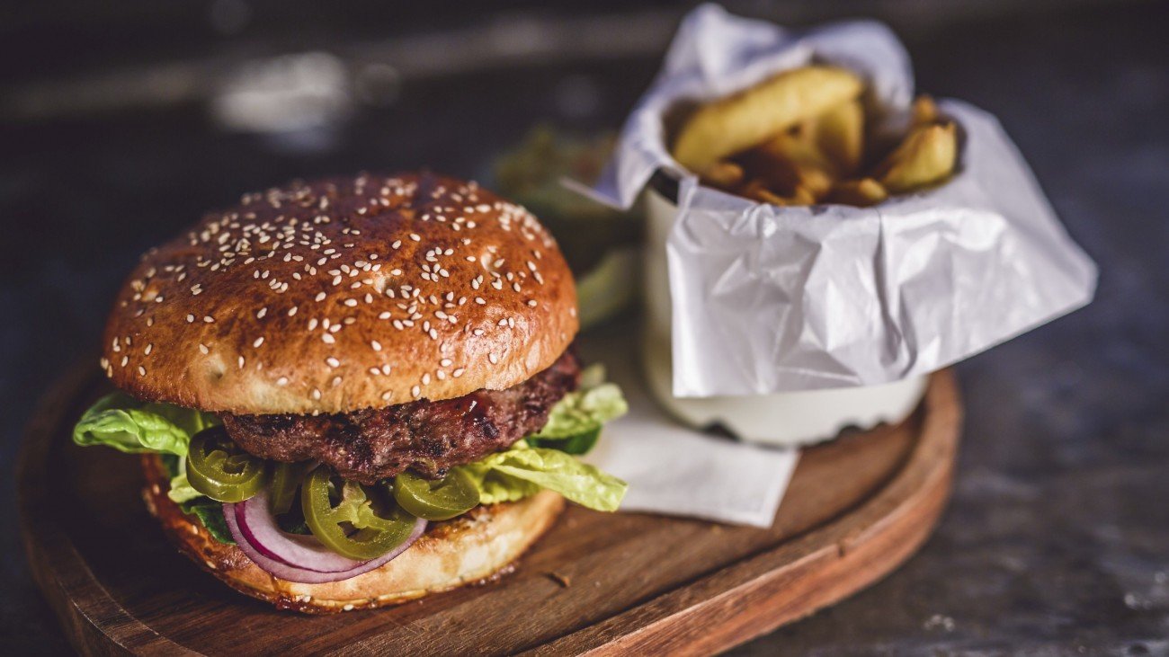 Burger und Wedges auf einem Brett Burger und Wedges auf einem Brett