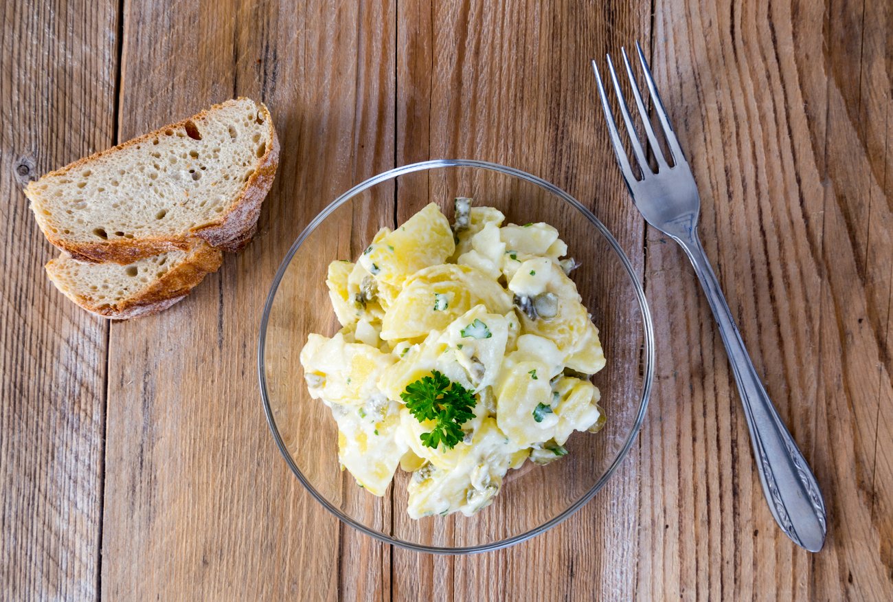 Kartoffelsalat in einer Glasschüssel Kartoffelsalat in einer Glasschüssel