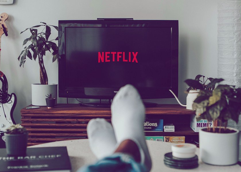Person, die Netflix schaut