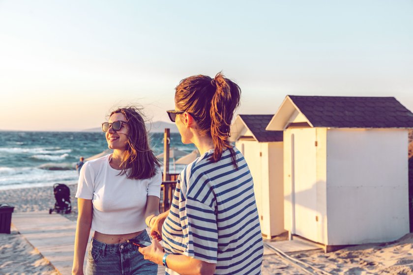 Zwei Frauen am Strand