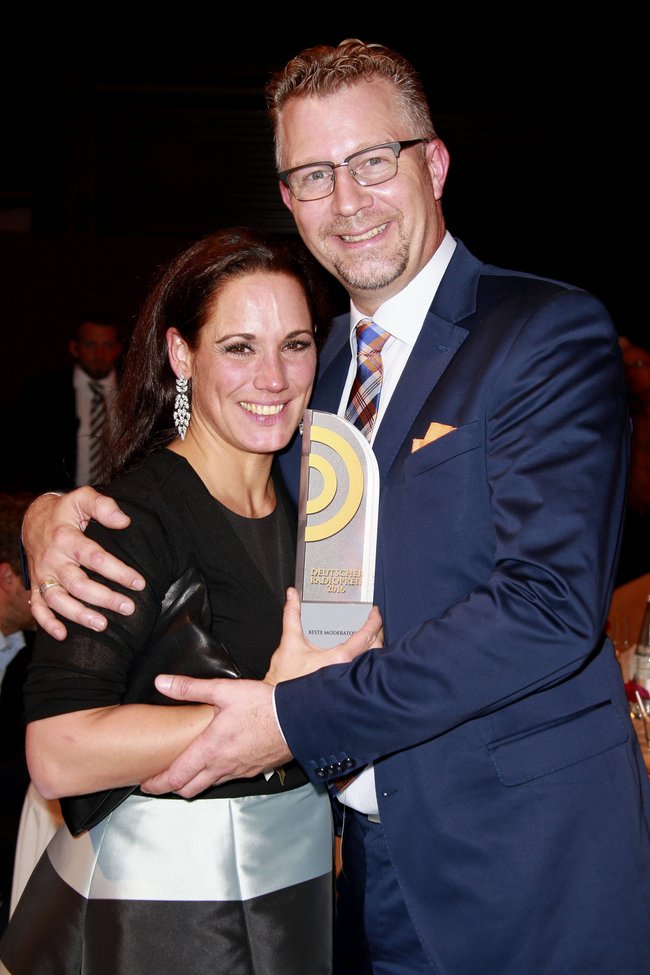 Simone Panteleit und ihr Ehemann Carsten Rühl bei der Verleihung des Deutschen Radiopreises.