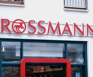 Sommerleicht: Dieses Rossmann-Produkt verleiht deiner Haut einen frischen Teint