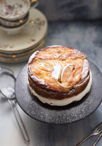 Möchte noch jemand ein Stück Apfeltorte? Möchte noch jemand ein Stück Apfeltorte?