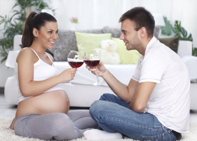 Alkohol in der Schwangerschaft: Schwangere und Partner mit Rotwein Alkohol in der Schwangerschaft: Schwangere und Partner mit Rotwein