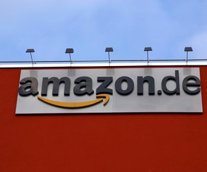 Bei Sommerhitze ein Muss: Der kleine Handventilalor von Amazon passt in die Handtasche