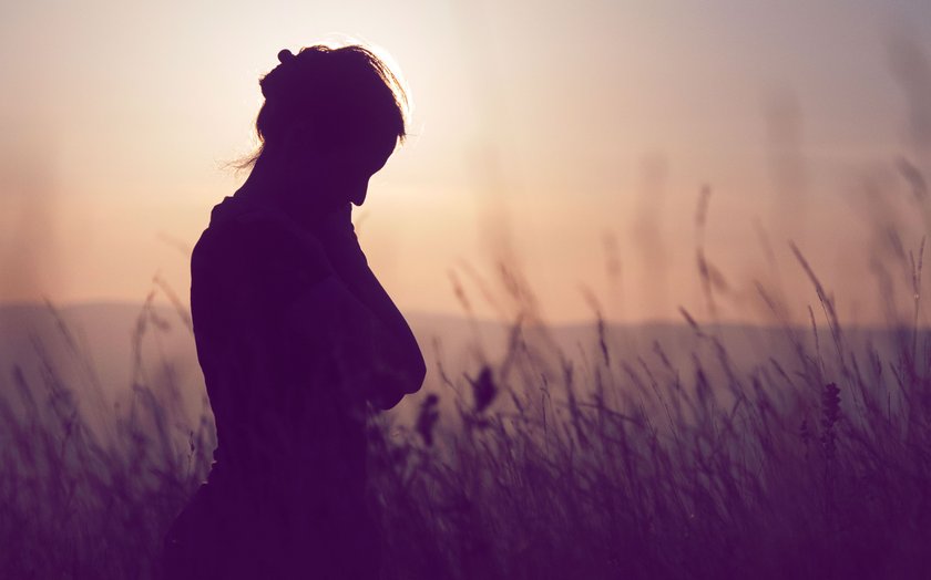 Silhouette einer traurigen Frau 