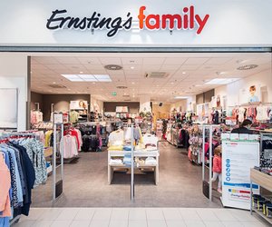 Dieser Wandspiegel mit Goldoptik von Ernsting's family wirkt wie vom teuren Designer