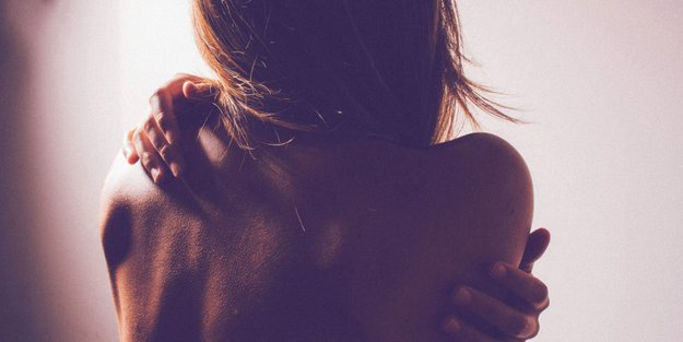 Skin Hunger: Wenn der Körper nach Berührungen schreit