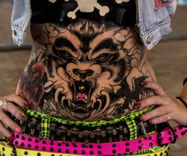 Wellen und Berg Tattoo auf der Schulter www.otziapp.com - - #tattooideen |  Thin line tattoos, Line tattoos, Tattoos