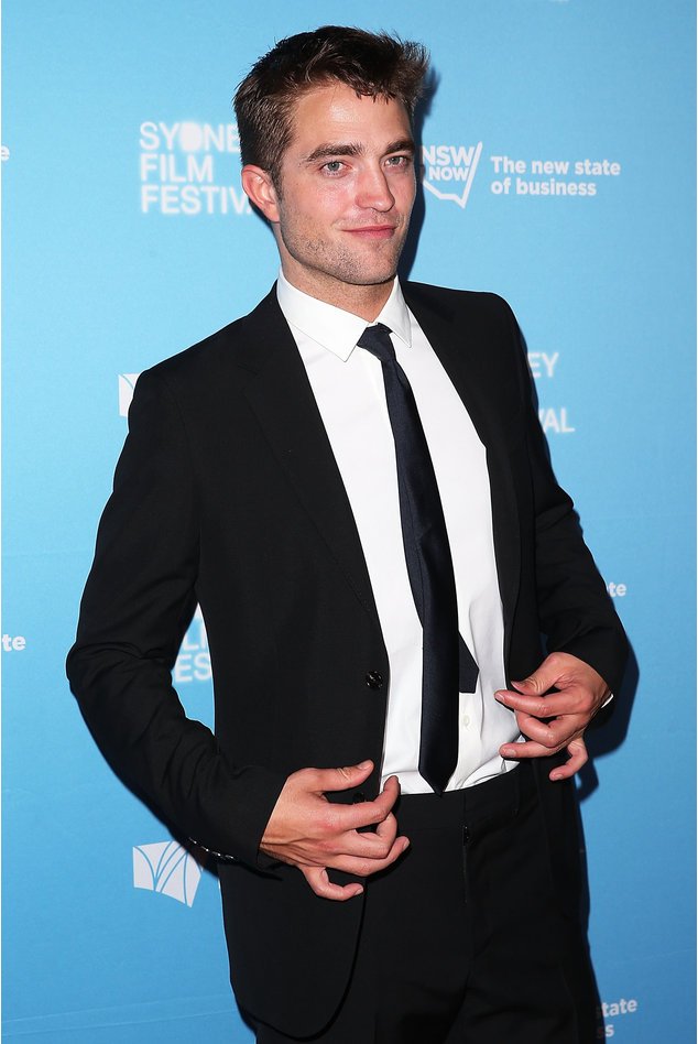 Robert Pattinson im schwarzen Anzug Robert Pattinson im schwarzen Anzug