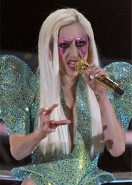 Lady Gaga in einem Bühnenoutfit Lady Gaga in einem Bühnenoutfit