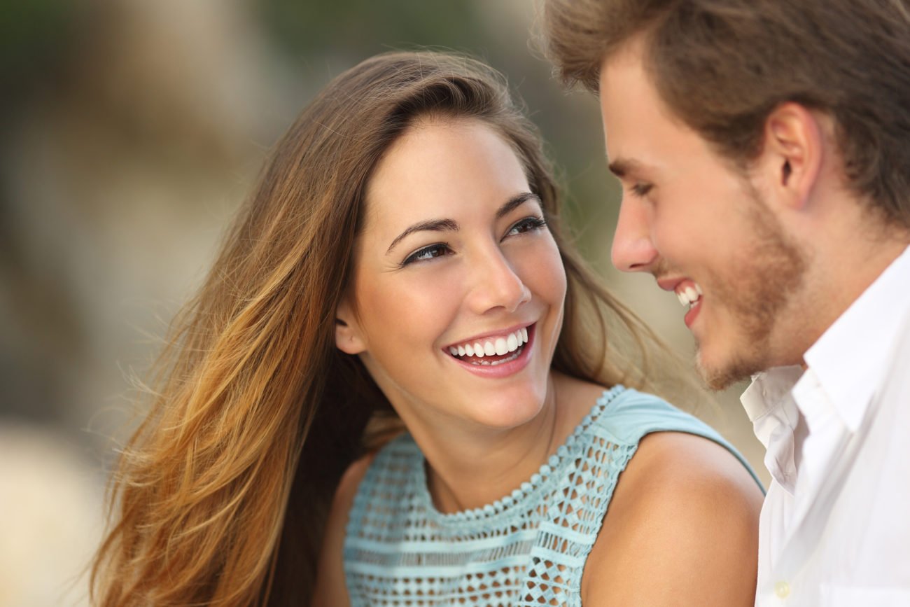 Lächeln beim Flirten Lächeln beim Flirten