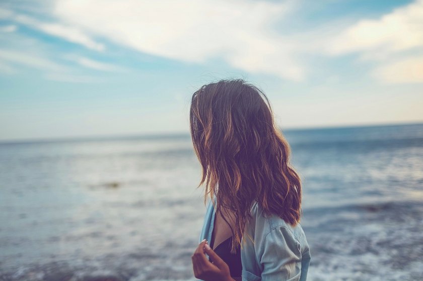 Frau, die aufs Meer schaut