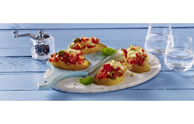 Servierfertig: Bruschetta mit Mozzarella überbacken. Servierfertig: Bruschetta mit Mozzarella überbacken.