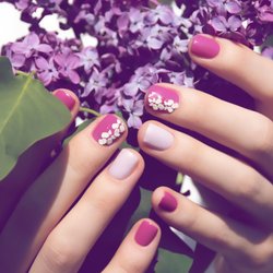 „Pressed Flower Nails”: Der angesagteste Nail-Art-Trend 2022